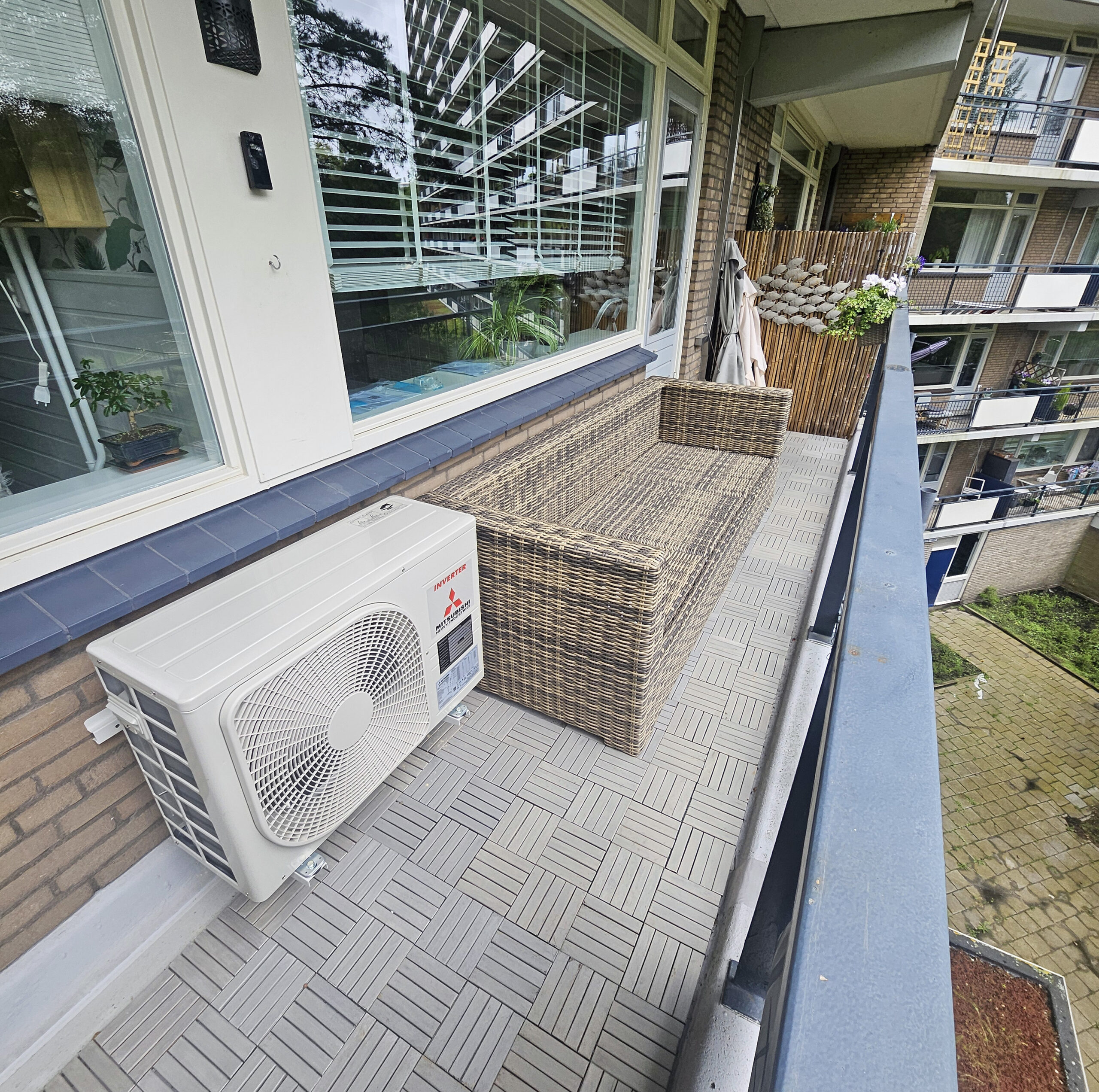 Airconditioning buitenunit op balkon flat